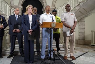 New york mayor adams and police commissioner tisch hold a joint press briefing following a mass shooting, new york, usa - 17 aug 2025-stock-foto