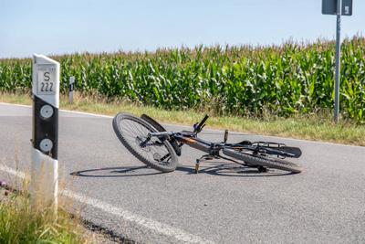Schwerer Verkehrsunfall im Erzgebirge ? Radfahrer von PKW erfasst-stock-foto