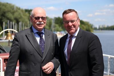 Ulrich M?urer SPD Innensenator Bremen und Boris Pistorius SPD Innenminister Niedersachsen v-stock-foto