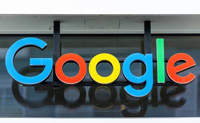 Logo von des US-amerikanischen Technologieunternehmens Google in Zürich. Google gehört zur Dachgesellschaft Alphabet. (Z-stock-foto