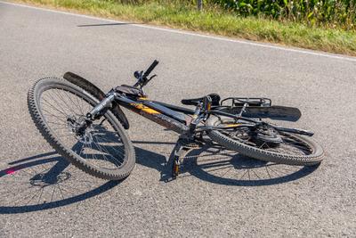 Schwerer Verkehrsunfall im Erzgebirge ? Radfahrer von PKW erfasst-stock-foto