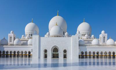 Blick auf die Gro?e Scheich-Zayed-Moschee in Abu Dhabi aus wei?em Marmor mit Blumen aus Edelsteinen im Design und sch?nen Spiegelungen im Wasser-stock-foto