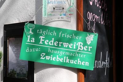 Bacharach ist eine Stadt im UNESCO-Welterbe Oberes Mittelrheintal im Landkreis Mainz-Bingen in Rheinland-Pfalz, Federwe-stock-foto