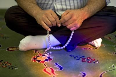 Bildnummer: 59691188  Datum: 03.10.2012  Copyright: imago/epdEin Muslim betet am 3.10.2012 im Gebetssaal der Omar Moschee in der Skalitzer Stra?e in Berlin Kreuzberg am Tag der Offenen Moschee . Das gro?e Islamische Zentrum Omar Ibn Al-Khattab Moschee wird vom Islamischen Verein f?r wohlt?tige Projekte e.V. betrieben. DER ABDRUCK DES EPD-FOTOS IST HONORARPFLICHTIG! Tag der Offenen Moschee in Berlin xsp x0x 2012 quer Glaube Religionen Islam Muslime muslimisch islamisch Gesellschaft Weltreligion t?rkische Gemeinde Integration begegnen Begegnung gl?ubig Moscheen Moslems tolerant Toleranz Tradition Kultur Kulturen Ausl?nder integrieren Migration  59691188 Date 03 10 2012 Copyright Imago epd a Muslim prays at 3 10 2012 in Prayer hall the Omar Mosque in the Skalitzer Road in Berlin Kreuzberg at Day the open Mosque the Size Islamic Center Omar Ibn Al Khattab Mosque will of Islamic Club for charity Projects e V Holdings the Imprint the epd Photos is  Day the open Mosque in Berlin xsp x0x 2012 horizontal Faith Religions Islam Muslims Muslim Islamic Society World religion Turkish Community Integration meet Encounter believer Mosques Muslims tolerant Tolerance Tradition Culture Cultures Foreigners integrate Migration-stock-foto