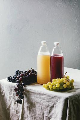 Neuer Rot- und Wei?wein Federwei?er-stock-foto