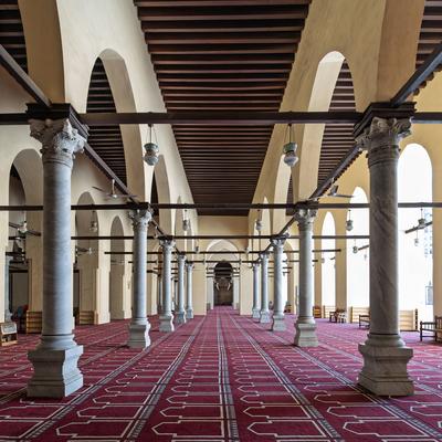 Historische Moschee von al-Zahir Baybars mit verschlungenen S?ulen und einem lebendigen Gebetsteppich in Kairo, ?gypten-stock-foto