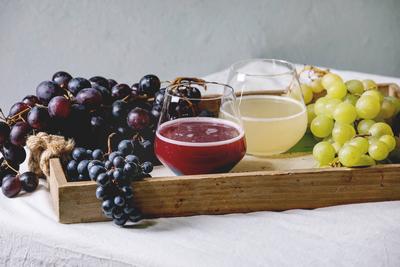Neuer Rot- und Wei?wein Federwei?er-stock-foto