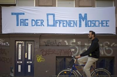 Bildnummer: 59691197  Datum: 03.10.2012  Copyright: imago/epdEin Transparent vor der Zentral Moschee in der Wiener Stra?e in Berlin Kreuzberg weist am 3.10.2012 auf den Tag der Offenen Moschee hin. Diese Moschee wird vom DITIB (T?rkisch-Islamische Union der Anstalt f?r Religion) betrieben. DER ABDRUCK DES EPD-FOTOS IST HONORARPFLICHTIG! Tag der Offenen Moschee in Berlin xsp x0x 2012 quer Glaube Religionen Islam Muslime muslimisch islamisch Gesellschaft Weltreligion t?rkische Gemeinde Integration begegnen Begegnung gl?ubig Moscheen Moslems tolerant Toleranz Tradition Kultur Kulturen Ausl?nder integrieren Migration  59691197 Date 03 10 2012 Copyright Imago epd a Transparent before the centrally Mosque in the Wiener Road in Berlin Kreuzberg points at 3 10 2012 on the Day the open Mosque out These Mosque will of DITIB Turkish Islamic Union the Institute for Religion Holdings the Imprint the epd Photos is  Day the open Mosque in Berlin xsp x0x 2012 horizontal Faith Religions Islam Muslims Muslim Islamic Society World religion Turkish Community Integration meet Encounter believer Mosques Muslims tolerant Tolerance Tradition Culture Cultures Foreigners integrate Migration-stock-foto