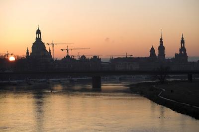 Bildnummer: 51398137  Datum: 15.01.2006  Copyright: imago/mm images/HerrmannSonnenaufgang ?ber der Elbe mit Carolabr?cke und Frauenkirche in Dresden, Landschaft; 2006, Dresden, St?dte, Sonnenuntergang, D?mmerung, Abendd?mmerung, Morgend?mmerung, , Elbe, Fluss, Fl?sse; , quer, Kbdig, Totale, Stadtlandschaft Totale, Deutschland,  , Reisen, Sachsen, Europa, Carolabr?cke, morgens, MorgenBildnummer 51398137 Date 15 01 2006 Copyright Imago MM Images Herrmann Sunrise above the Elbe with Carola bridge and Frauenkirche in Dresden Landscape 2006 Dresden Cities Sunset Dusk Dusk Dawn Elbe River Rivers horizontal Kbdig long shot Urban landscape long shot Germany Travel Saxony Europe Carola bridge morning Tomorrow-stock-foto