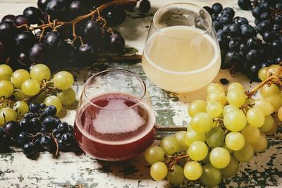 Neuer Rot- und Wei?wein Federwei?er-stock-foto