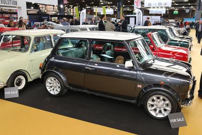 Mehrere Rover Mini Cooper in verschiedenen Ausführungen, 47. Salon Retromobile (01. - 05.02.2023), Oldtimer / Oldtimerme-stock-foto