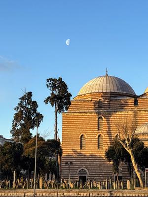 Historische osmanische Sinan-Pascha-Moschee mit Mondsichel unter blauem Himmel bei Sonnenuntergang-stock-foto