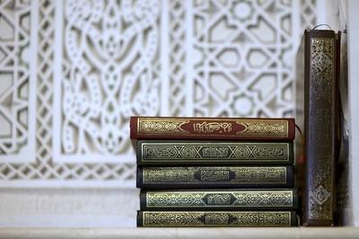 Bildnummer: 59691189  Datum: 03.10.2012  Copyright: imago/epdAusgaben des Koran am 3.10.2012 im Gebetssaal der Omar Moschee in der Skalitzer Stra?e in Berlin Kreuzberg am Tag der Offenen Moschee. Das gro?e Islamische Zentrum Omar Ibn Al-Khattab Moschee wird vom Islamischen Verein f?r wohlt?tige Projekte e.V. betrieben. DER ABDRUCK DES EPD-FOTOS IST HONORARPFLICHTIG! Tag der Offenen Moschee in Berlin xsp x0x 2012 quer Glaube Religionen Islam Muslime muslimisch islamisch Gesellschaft Weltreligion t?rkische Gemeinde Integration begegnen Begegnung gl?ubig Moscheen Moslems tolerant Toleranz Tradition Kultur Kulturen Ausl?nder integrieren Migration  59691189 Date 03 10 2012 Copyright Imago epd Expenditure the Koran at 3 10 2012 in Prayer hall the Omar Mosque in the Skalitzer Road in Berlin Kreuzberg at Day the open Mosque the Size Islamic Center Omar Ibn Al Khattab Mosque will of Islamic Club for charity Projects e V Holdings the Imprint the epd Photos is  Day the open Mosque in Berlin xsp x0x 2012 horizontal Faith Religions Islam Muslims Muslim Islamic Society World religion Turkish Community Integration meet Encounter believer Mosques Muslims tolerant Tolerance Tradition Culture Cultures Foreigners integrate Migration-stock-foto