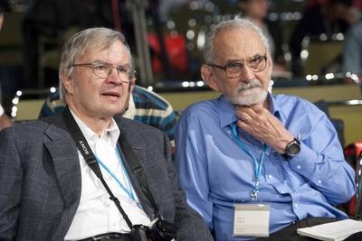Bildnummer: 59956650  Datum: 03.07.2013  Copyright: imago/Sven SimonRobert F. CURL, rechts, USA, Wissenschaftler, Nobelpreistr?ger Chemie, Chemiker, im Gespr?ch mit Theodor H?NSCH, H?nsch, Deutschland, Physiker, Physik, 63rd Lindau Nobel Laureate Meeting, 03.07.2013. ? People Kultur Wissenschaft Wirtschaft xdp x0x 2013 quer premiumd Treffen Symposium 63rd Lindau Nobel Laureate Meeting Konferenz Chemie Physik Chemistry Friedensnobelpreis Nobelpreistr?ger Conference researcher Forscher Forschung Wissenschaftler Wissenschaft aktuellVermischtes  59956650 Date 03 07 2013 Copyright Imago Sven Simon Robert F Curl right USA Scientists Nobel Prize winners Chemistry Chemist in Conversation with Theodor H?nsch H?nsch Germany Physicist Physics 63rd Lindau Nobel Laureate Meeting 03 07 2013  Celebrities Culture Science Economy XDP x0x 2013 horizontal premiumd Meeting Symposium 63rd Lindau Nobel Laureate Meeting Conference Chemistry Physics Chemistry Nobel Peace Prize Nobel Prize winners Conference researcher Researchers Research Scientists Science aktuellVermischtes-stock-foto
