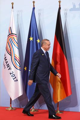 19/ Recep Tayyip Erdogan, Praesident der Tuerkei, vor Fahnen des G20 Gipfel, Europa und Deutschland bei der Begruessung-stock-foto