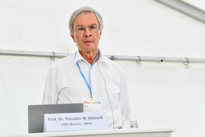 Menlo Firmenfeier bei Menlo Systems. Professor Dr. Theodor W. H?nsch, Firmengr?nder und Nobelpreistr?ger. Martinsried Ba-stock-foto