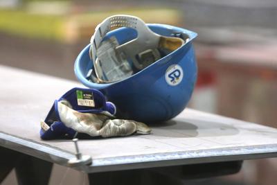 Ein Arbeitsschutzhelm liegt am Donnerstag (21.12.2023) in der Hansestadt Stralsund (Landkreis Vorpommern R?gen) bei der-stock-foto