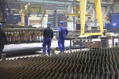Zwei Mitarbeiter stehen am Donnerstag (21.12.2023) in der Hansestadt Stralsund (Landkreis Vorpommern R?gen) bei der Firm-stock-foto