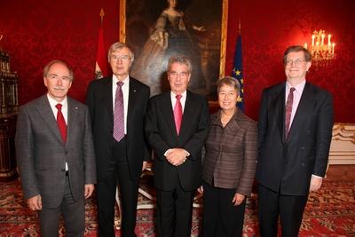 Nobelpreistr?ger in der Hofburg Wien Pr?sidentschaftskanzlei 10 10 2011 Gerald t HOOFT Theodor-stock-foto