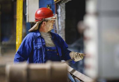 Ein Arbeiter steht an einem Kessel waehrend eines Verzinkungs-Vorgangs. Aufgenommen im Rahmen eines Pressetermins bei de-stock-foto
