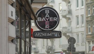 Verschmierte Leuchtreklame der Bayer AG Arzneimittel vor einer Apotheke an der Eppendorfer Landstra?e. Eppendorf Hamburg-stock-foto