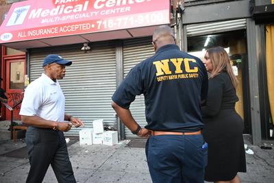 Vigil with mayor eric adams and community members following mass shooting which killed three people and injured ten other people at taste of the city nightclub and lounge in crown heights brooklyn new york-stock-foto