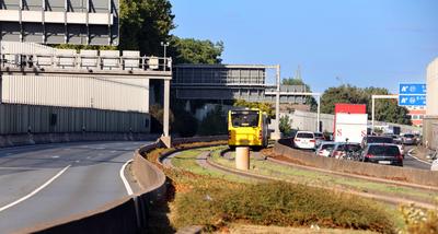 Sperrung auf der A40 Der Stra?enverkehr auf der stark befahrenen A40 im Ruhrgebiet ist wegen einer einseitigen Sperrung-stock-foto
