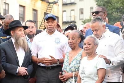Vigil with mayor eric adams and community members following mass shooting which killed three people and injured ten other people at taste of the city nightclub and lounge in crown heights brooklyn new york-stock-foto