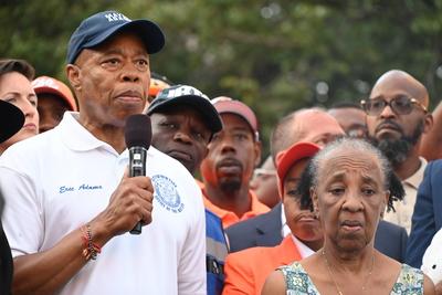 Vigil with mayor eric adams and community members following mass shooting which killed three people and injured ten other people at taste of the city nightclub and lounge in crown heights brooklyn new york-stock-foto