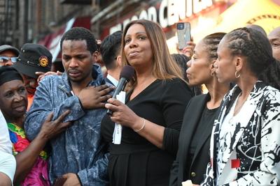 Vigil with mayor eric adams and community members following mass shooting which killed three people and injured ten other people at taste of the city nightclub and lounge in crown heights brooklyn new york-stock-foto