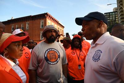Vigil with mayor eric adams and community members following mass shooting which killed three people and injured ten other people at taste of the city nightclub and lounge in crown heights brooklyn new york-stock-foto