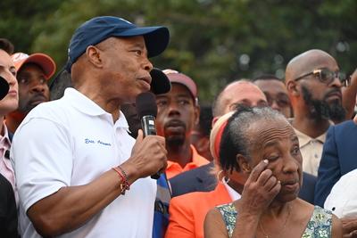 Vigil with mayor eric adams and community members following mass shooting which killed three people and injured ten other people at taste of the city nightclub and lounge in crown heights brooklyn new york-stock-foto