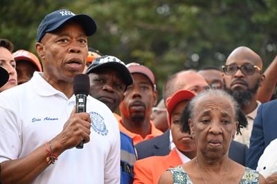 Vigil with mayor eric adams and community members following mass shooting which killed three people and injured ten other people at taste of the city nightclub and lounge in crown heights brooklyn new york-stock-foto