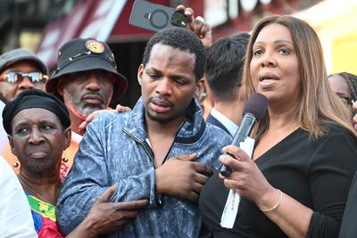 Vigil with mayor eric adams and community members following mass shooting which killed three people and injured ten other people at taste of the city nightclub and lounge in crown heights brooklyn new york-stock-foto