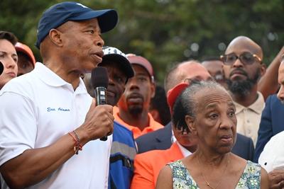 Vigil with mayor eric adams and community members following mass shooting which killed three people and injured ten other people at taste of the city nightclub and lounge in crown heights brooklyn new york-stock-foto