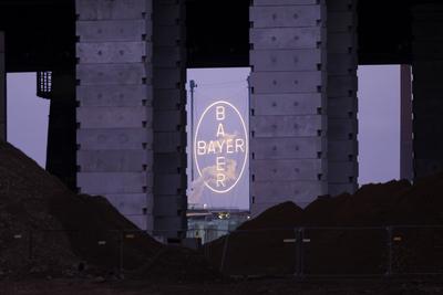 Das Logo des Pharmakonzerns Bayer AG am Werk im Chemiepark Leverkusen. Der Aktienkurs des Agrarchemie- und Pharmakonzern-stock-foto