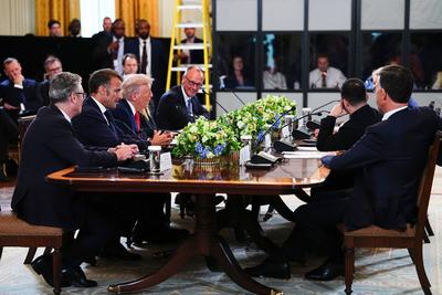 Trump Meets President Zelenskyy of Ukraine and European Leaders-stock-foto