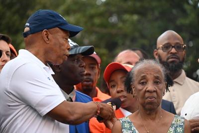 Vigil with mayor eric adams and community members following mass shooting which killed three people and injured ten other people at taste of the city nightclub and lounge in crown heights brooklyn new york-stock-foto