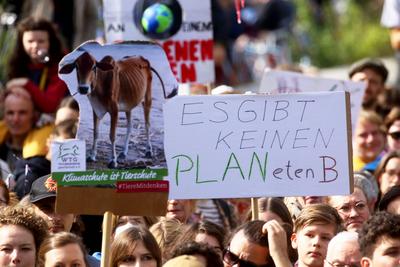 GLOBALER KLIMASTREIK AM 23. SEPTEMBER - GER, Germany, Deutschland, Berlin, 23.09.2022 - Berlin-Mitte: Mit einer weltweit-stock-foto