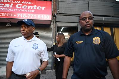 Vigil with mayor eric adams and community members following mass shooting which killed three people and injured ten other people at taste of the city nightclub and lounge in crown heights brooklyn new york-stock-foto