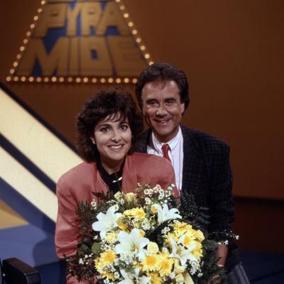 Paola und Kurt Felix zu Gast in der Quizsendung Die Pyramide , Deutschland 1980er Jahre. Paola and Kurt Felix in the Ge-stock-foto