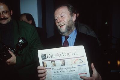 Manfred Bissinger (Gr?ndungstag Die Woche , 18.02.1993) ban quer halb Logo lachend Zeitung Logo seri?s Sakko Krawatte M-stock-foto
