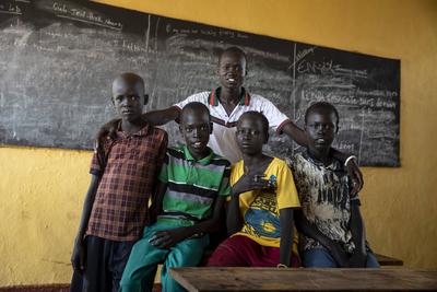 Lehrer mit Schuelern vor einer Schultafel im Fluechtlingscamps Nguenyyiel, Aethiopien, 01.12.2019. Teacher with pupils-stock-foto