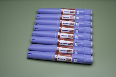 Reihe von Ozempic-Pens auf Gr?n-stock-foto