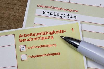 Arbeitsunfähigkeitsbescheinigung und Diagnose Meningitis Arbeitsunfähigkeitsbescheinigung und Diagnose Meningitis, 14.01-stock-foto