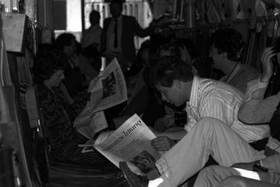 Bildnummer: 50124606  Datum: 14.06.1989  Copyright: imago/SommerJournalisten auf einem Presseflug mit der Transall nach Stuttgart anl?sslich des Staatsbesuchs Gorbatschows, Personen , kurios; 1989, Staatsbesuch, Presse, Medien, Journalisten, Journalist, Pressefahrt, Transfer, Transportflugzeug, Transportflugzeuge, Transport, Flug, lesen, lesend, Zeitung, Zeitungsleser, S?ddeutsche; , quer, KBsw, Pressetermin, Gruppenbild, Deutschland, Randbild, Ohne-stock-foto