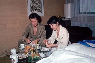 Paola und Kurt Felix Das Schweizer Moderatorenehepaar Paola und Kurt Felix beim Fr?hst?ck im Hotelzimmer, Deutschland 1-stock-foto