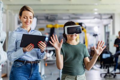 Schoolgirl learning with VR headset on head. Teacher using modern technology, virtual reality during class, lesson. Scho-stock-foto