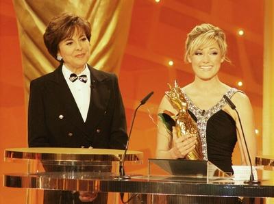 Bildnummer: 58961456  Datum: 12.01.2008  Copyright: imago/Christian SchroedterS?ngerin Paola Felix del Medico (li.,CHF) und S?ngerin Helene Fischer (GER) - ARD Fernsehshow Preisverleihung DIE Krone der Volksmusik aus der Stadthalle Chemnitz - Fotografiert am 12.01.2008 People Entertainment Musik TV Objekte Preistr?ger Troph?e xns x0x 2008 quer Frau K?nstlerin S?ngerin Entertainment ARD Event Musik Show TV  58961456 Date 12 01 2008 Copyright Imago Christian Schroedter Singer Paola Felix Del Medico left CHF and Singer Helene Fischer ger ARD TV Award ceremony the Crown the Folk music out the City Hall Chemnitz photographed at 12 01 2008 Celebrities Entertainment Music TV Objects Prize winners Trophy xns x0x 2008 horizontal Woman Artist Singer Entertainment ARD Event Music Show TV-stock-foto