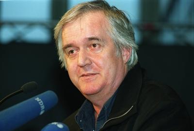 Bildnummer: 56899316  Datum: 04.04.2000  Copyright: imago/teutopressHenning Mankell Farbnegativ 04/00 thg Mann Schweden Autor Dramatiker Regisseur Buch Literatur Schriftstellerei Mittsommermord Regie wei?haarig kurzhaarig leger Jackett Hemd sitzend sprechend Mikrophon aufst?tzend Portrait quer Lesung Buchhandlung Heymann Magazin stern Veranstaltung G+J-Pressehaus Pressehaus Benefiz-Lesung stern-Aktion Spende Spenden Spendenaktion stern-Spendenaktion humanit?re Hilfe f?r Mosambik Podium Podiumsteilnehmer Teilnehmer Gast G?ste Fototermin Lesung zugunsten Helft Mosambik! - stern Spendenaktion f?r ?rzte ohne Grenzen am 04.04.2000 in Hamburg People x0x xsk 2000 quer  56899316 Date 04 04 2000 Copyright Imago  Henning Mankell Color negative 04 00 THG Man Sweden Author Dramatist Director Book Literature Writing  Director wei?haarig short casual Jacket Shirt seated Spoken Microphone aufst?tzend Portrait horizontal Reading Bookshop Heymann Magazine Star Event GJ Press Building Press Building Benefit Reading Star Action shot Donation Donations Fundraising campaign Star Fundraising campaign Humanitarian Help for Mozambique Podium  Participants Guest Guests Photo call Reading favour HELFT Mozambique Star Fundraising campaign for Doctors without Borders at 04 04 2000 in Hamburg Celebrities x0x xSK 2000 horizontal-stock-foto